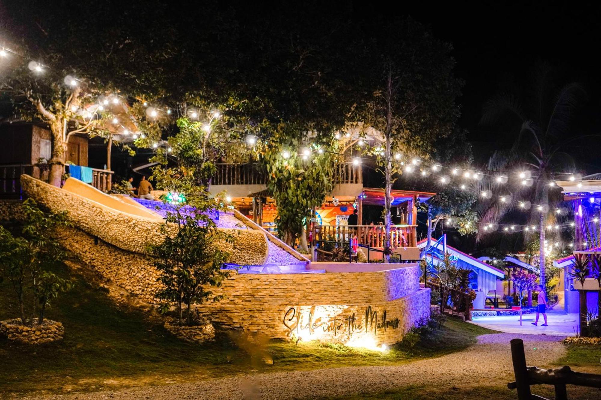 Mad Monkey Siquijor Hostel Bagian luar foto
